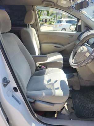 Toyota isis 2015model image 1