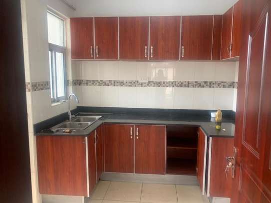 3 bedroom apartment master Ensuite available in kilimani image 9