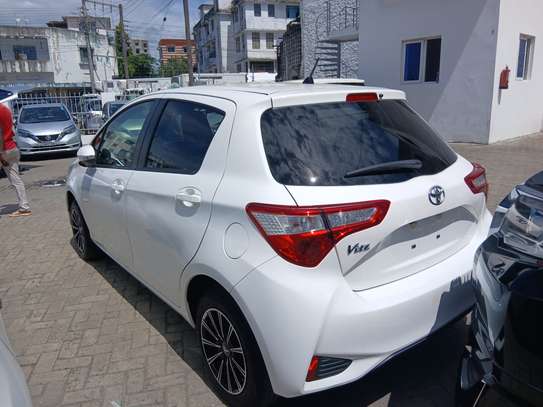 Toyota Vitz 1000cc white image 2