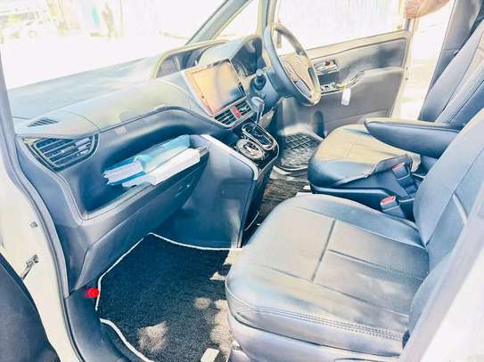 Toyota  voxy hybrid image 5