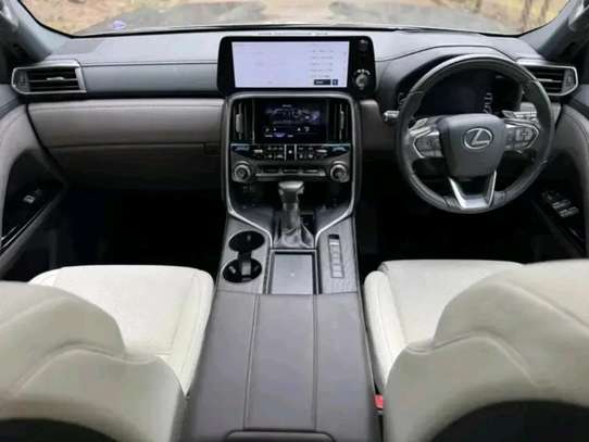 2022 Lexus LX600 image 2