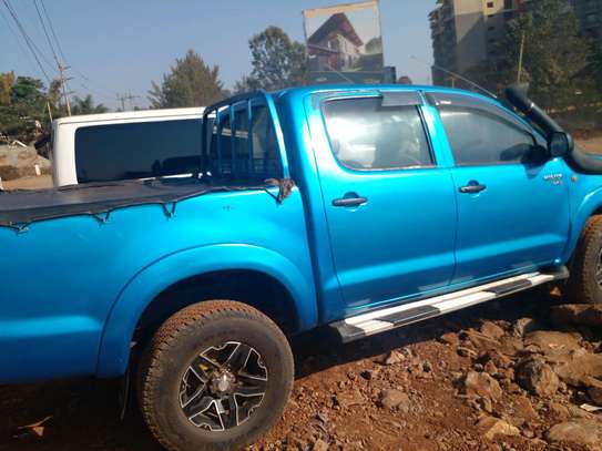 Toyota hilux double cabin image 3