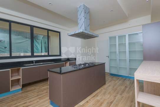 4 Bed Apartment with En Suite in Riverside image 9