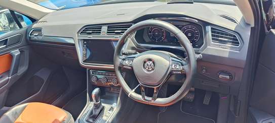 Volkswagen Tiguan SUNROOF 2018 Black image 9