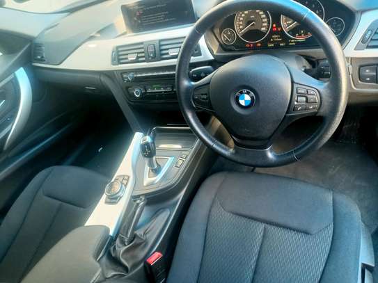 BMW 320i image 5