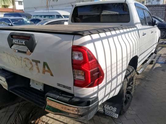 Toyota Hilux Double cabin image 4