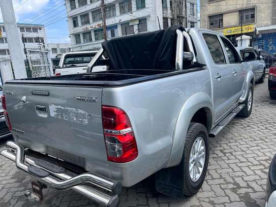 Toyota Hilux double cabin image 7