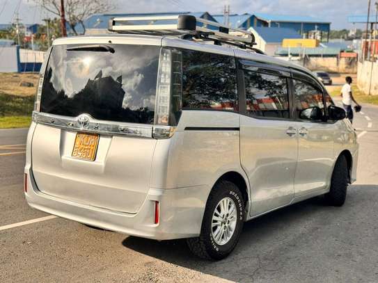 Toyota voxy image 2