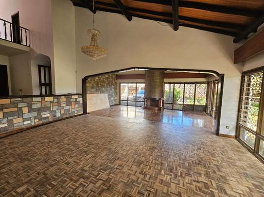 5 Bed House with En Suite in Spring Valley image 2