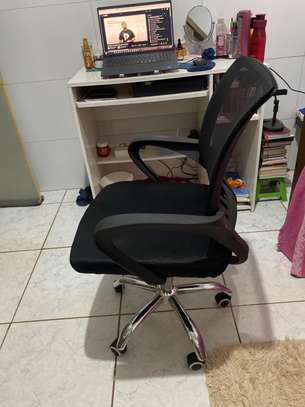 Venus Low Back Mesh Clerical Chair image 4