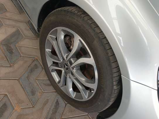 Mercedes Benz C200 image 9