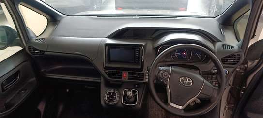 Toyota Noah hybrid Gold 2018 image 9