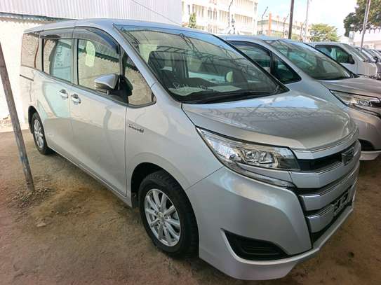 Toyota Noah hybrid image 11