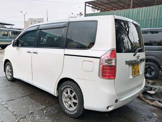TOYOTA NOAH SECOND EDITION 2010 MODEL image 3