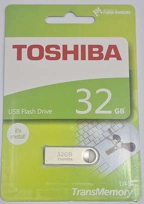 Toshiba 32GB USB flash drive image 2
