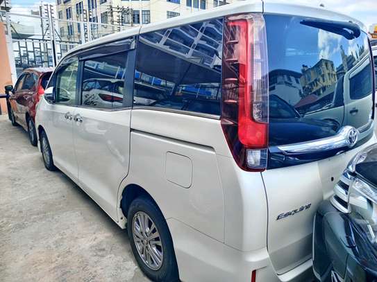 Toyota Esquire pearl white image 3