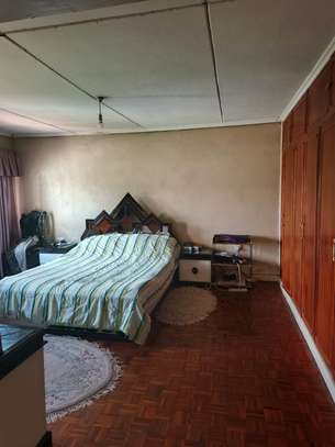 5 Bed House with Garden in Ridgeways image 10