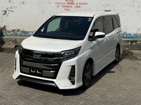TOYOTA NOAH MINIVAN image 6
