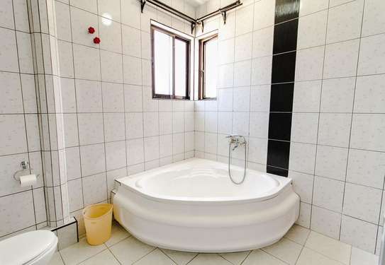 5 Bed House with En Suite in Shanzu image 7