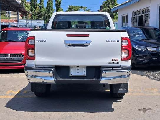 TOYOTA HILUX image 12