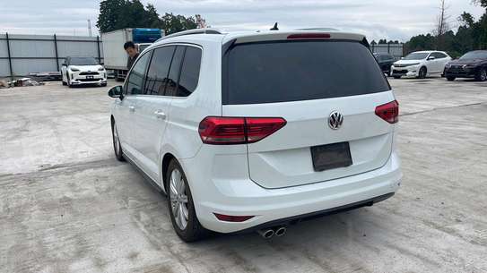 Volkswagen Touran TSi 2017 white image 3