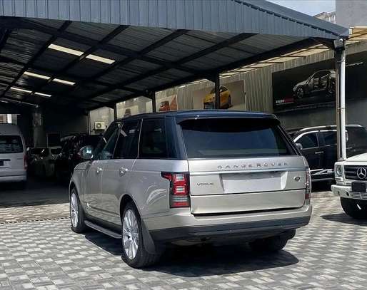 Land Rover Vogue 2018 Gold image 10