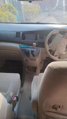 Toyota Isis image 12