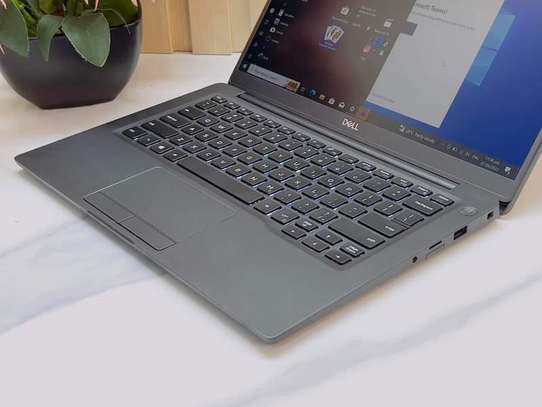 Dell Latitude 7400 laptop image 4