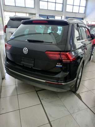 Volkswagen Tiguan black 2017 image 2
