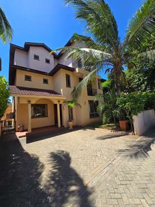5 Bed Townhouse with En Suite at Nyali image 1