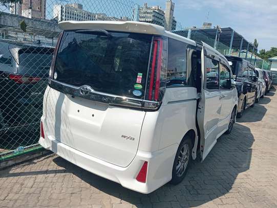 Toyota Noah WXB image 6