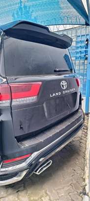 Toyota land Cruiser ZX Black 2023 image 11