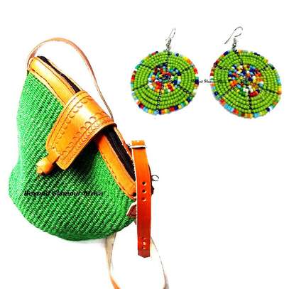 Women Green medium sisal kiondo with beaded earrings image 1