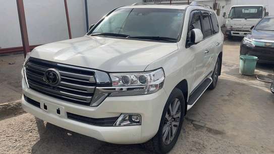 LANDCRUISER V8 PETROL SUNROOF image 4