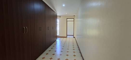 7 Bed House with En Suite in Runda image 13