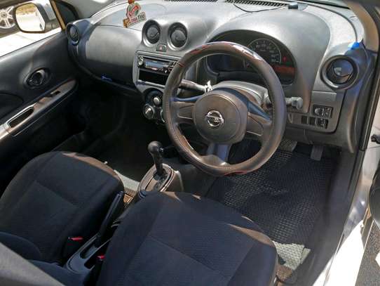 I am selling this Nissan March image 3