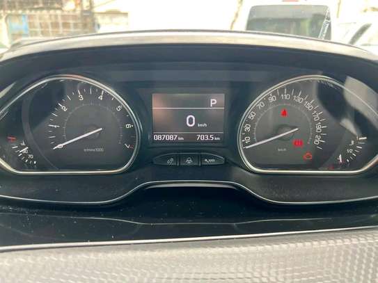 Peugeot 2008 moonroof image 5