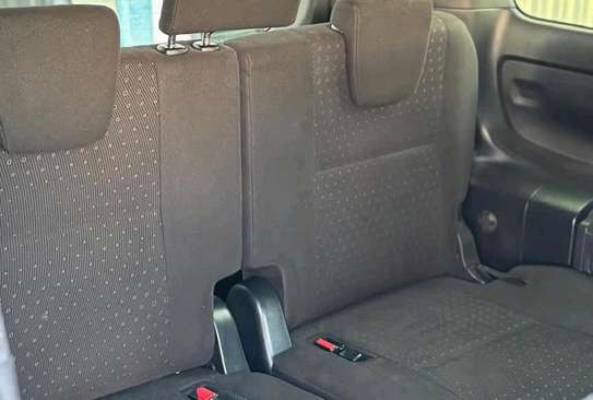 TOYOTA NOAH image 2