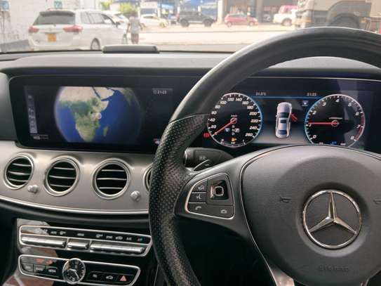 Mercedes benz E200 image 7