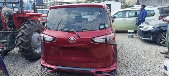 Toyota Sienta hybrid Redwine 2019 7 seater image 11