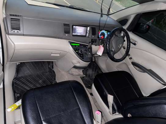 Toyota ISIS 2010 image 8