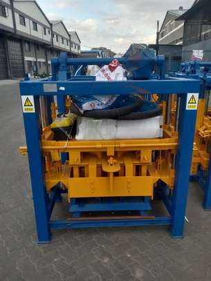SEMI-AUTOMATIC CONCRETE HOLLOW BLOCK MAKING MACHINE FOR SALE image 3