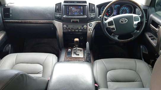 Land Cruiser V8 image 7