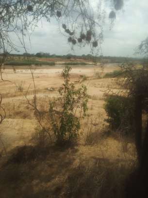 100 Acres Touching River Athi in Makueni is For Sale image 2