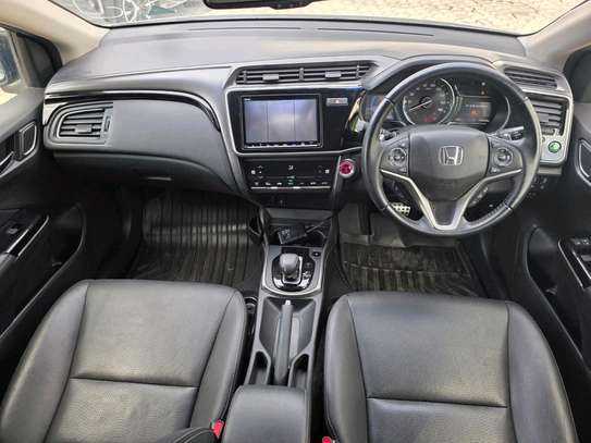Honda grace hybrid 2019 model image 2