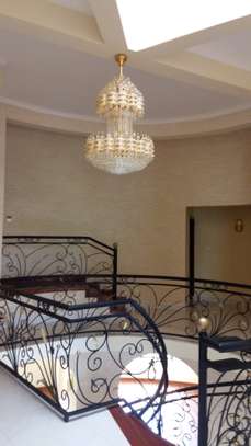 5 Bed House with En Suite at Faith Avenue image 2