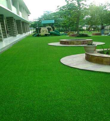 Nice quality green carpet. image 3