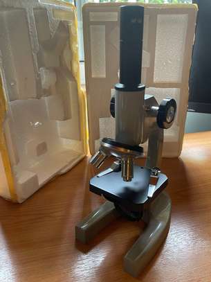 Microscope With Multiple Magnification Options image 1