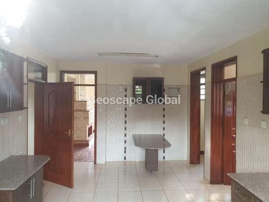 5 Bed House with En Suite in Nyari image 3