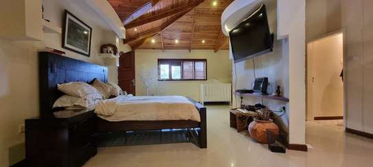 6 Bed House with En Suite in Runda image 5